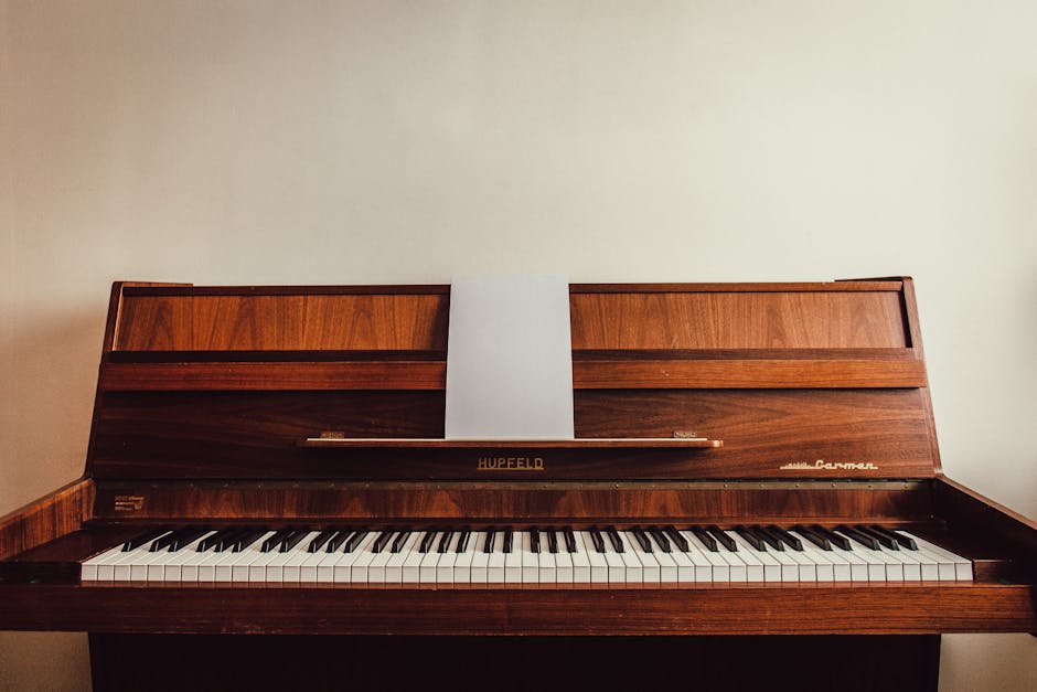 Upright piano. Upright piano. Pianostämning i Österbotten